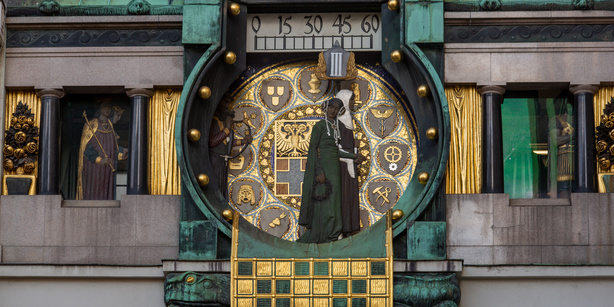 Bild von Babenbergerherzog Leopold VI. und seiner byzantinische Gemahlin Theodora auf der 1914 gebauten Ankeruhr am Hohen Markt in Wien.