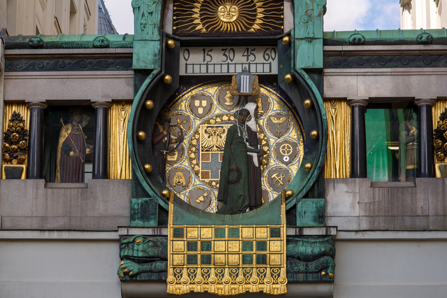 Bild von Babenbergerherzog Leopold VI. und seiner byzantinische Gemahlin Theodora auf der 1914 gebauten Ankeruhr am Hohen Markt in Wien.