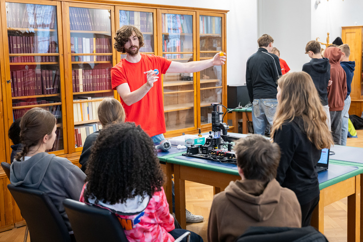 Schüler*innen wird ein Experiment erklärt