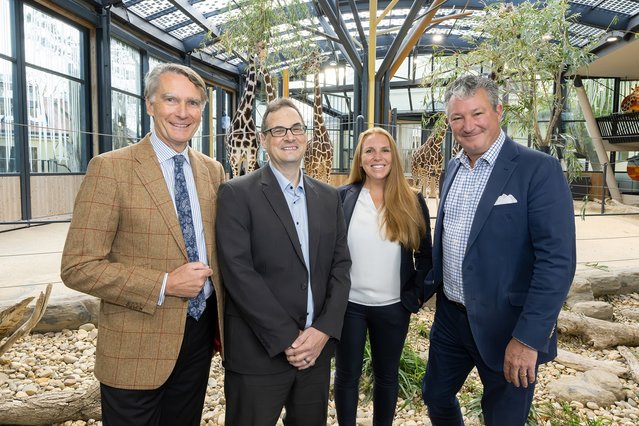 v.l.n.r.: Rektor Sebastian Schütze, Karl-Heinz Wagner, Dekan der Fakultät für Lebenswissenschaften, Zoologin und Stiftungsprofessorin Angela Stöger-Horwath und Tiergartendirektor Stephan Hering-Hagenbeck. 