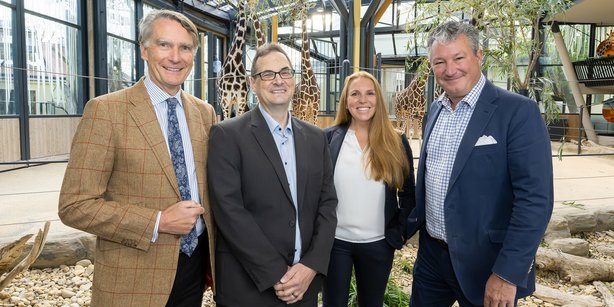 v.l.n.r.: Rektor Sebastian Schütze, Karl-Heinz Wagner, Dekan der Fakultät für Lebenswissenschaften, Zoologin und Stiftungsprofessorin Angela Stöger-Horwath und Tiergartendirektor Stephan Hering-Hagenbeck. 