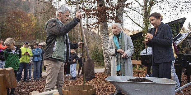 Jane Goodall und Sonia Kleindorfer beim Pflanzen eines Baums.