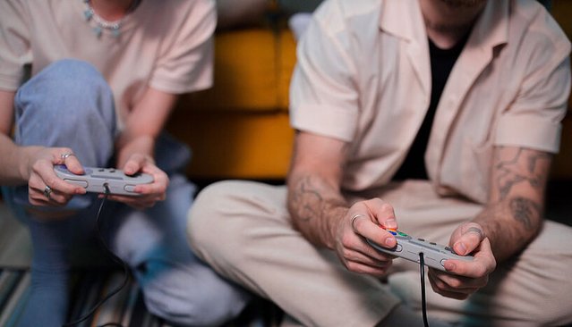 Zwei Menschen beim Videospielen