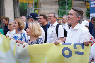 Bild von unisretten Demo am 27. Mai, vorne mit Rektor Sebastian Schütze