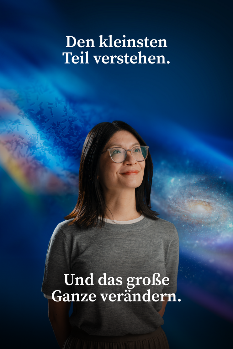 Porträt von Jia Min Chin vor einer blau gehaltenen Collage aus mikroskopischen Strukturen und einer Galaxie. Text: „Den kleinsten Teil verstehen. Und das große Ganze verändern.“