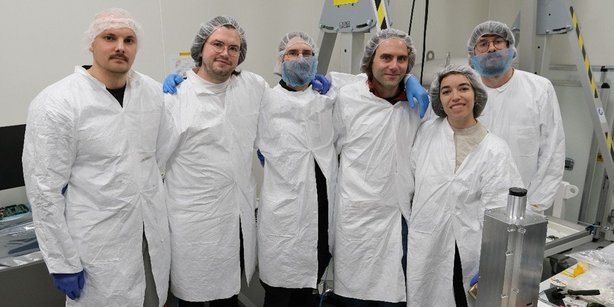 Bild des Kernteams des Projekts direkt nach der Endmontage der Satellitennutzlast.