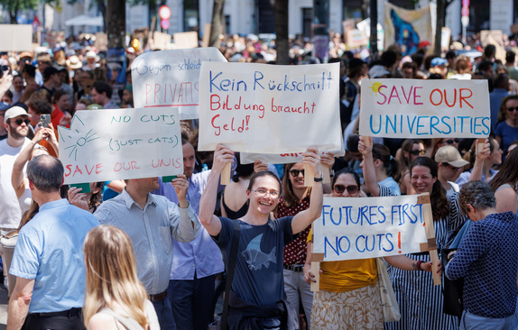 Foto von der #unisretten Demo am 27.5.2026 mit zahlreichen Plakaten