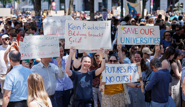 Foto von der #unisretten Demo am 27.5.2026 mit zahlreichen Plakaten