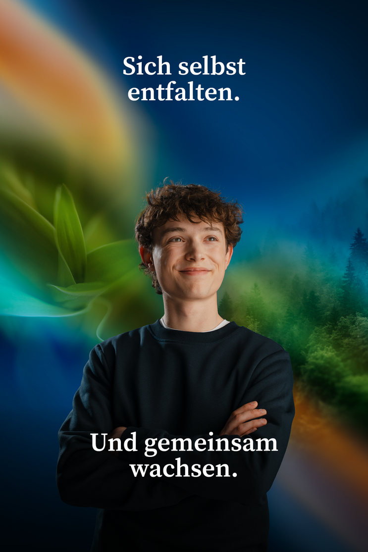 Porträt von Niklas mit verschränkten Armen vor einer Collage aus einer jungen Pflanze und einem Wald. Text: „Sich selbst entfalten. Und gemeinsam wachsen.“
