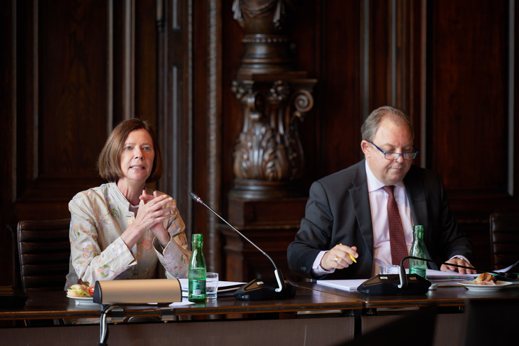 Vorsitzende des Universitätsrats, Elisabeth Lovrek, Leiter des Büros des Universitätsrats, Christoph Gnant