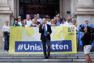 Bild von der Rede von Rektor Sebastian Schütze auf der Unirampe vor dem Hauptgebäude der Universität Wien. 
