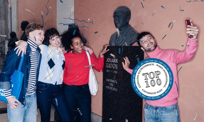 Foto von Gruppe mit Studierenden mit Badge "Uni Wien Ranking Top 100"