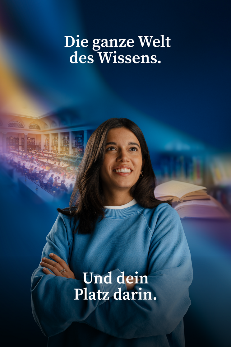 Porträt von Nira mit verschränkten Armen vor einer Collage aus dem historischen Lesesaal der Universitätsbibliothek, Büchern und einem aufgeschlagenen Buch. Text: „Die ganze Welt des Wissens. Und dein Platz darin.“