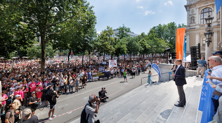 Bild von der Rede von Rektor Sebastian Schütze auf der Unirampe vor dem Hauptgebäude der Universität Wien. 