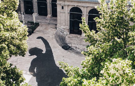 Arkadenhof der Universität Wien mit dem Schatten von Kastalia aus der griechischen Mythologie.