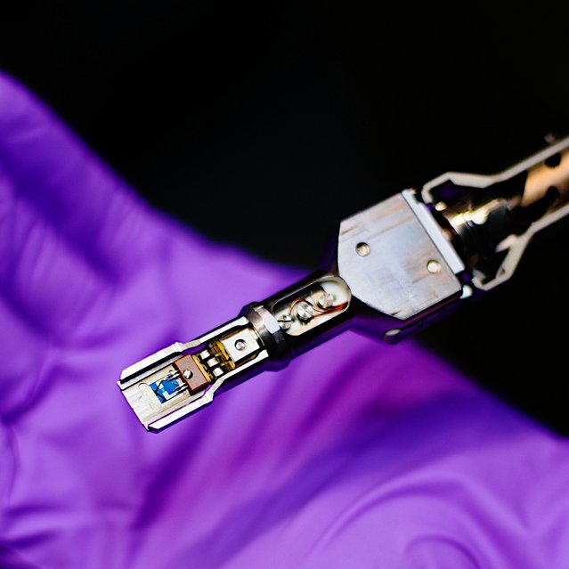 Picture of a Protochips Fusion heating stage and chip used in the Nion electrical module.