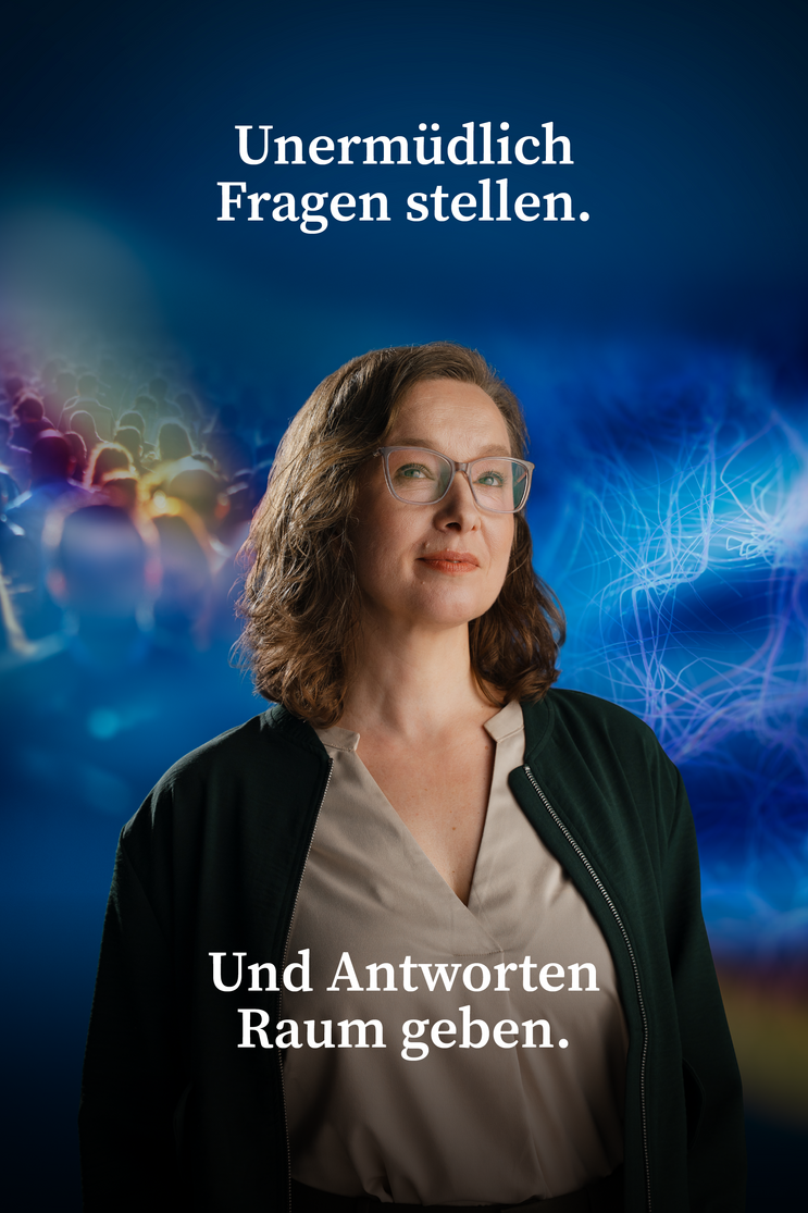 Porträt von Anna Durnová vor einer blau gehaltenen Collage aus einem Publikum und abstrakten Lichtlinien. Text: „Unermüdlich Fragen stellen. Und Antworten Raum geben.“