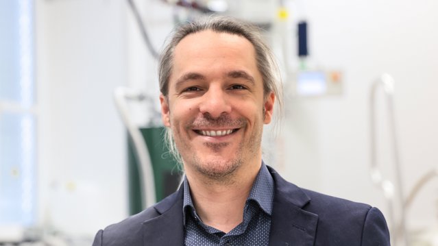 Portrait von Dennis Kurzbach.