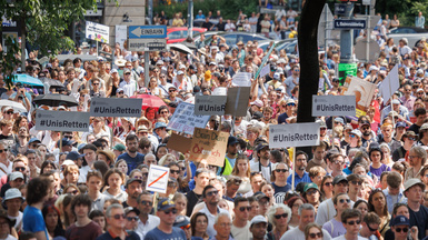 Foto von der #unisretten Demo am 27.5.2026 mit großer Menschenmenge.