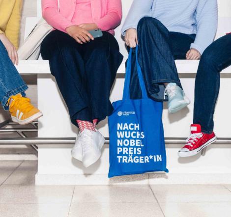 Fotos mit 4 buntgekleideten Personen mit einer Umhängetasche im Uni Wien Design
