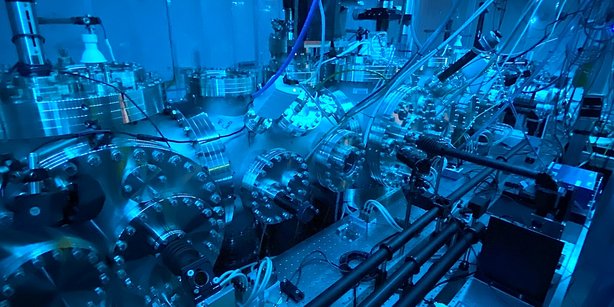 Bild des Multi-Scale Cluster Interference Experiment (MUSCLE) im Labor der Universität Wien.