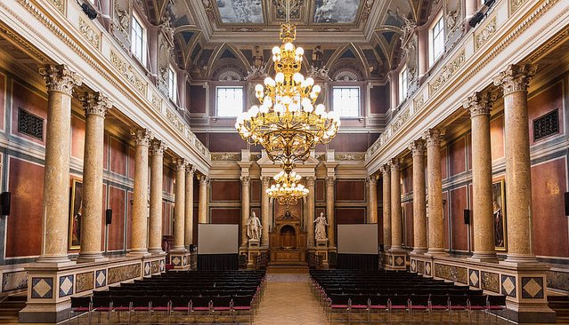Hauptgebäude großer Festsaal.