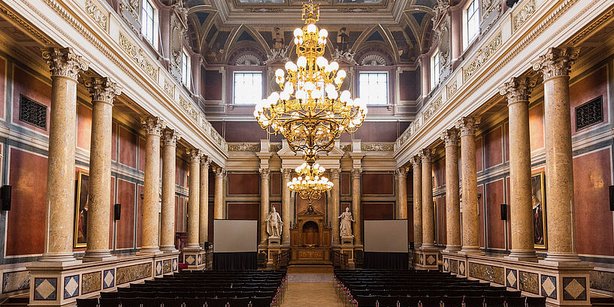 Hauptgebäude großer Festsaal.