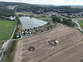 Die beiden geöffneten Flächen F1 und F2. Im Hintergrund die Ortschaft Burg mit Badesee 