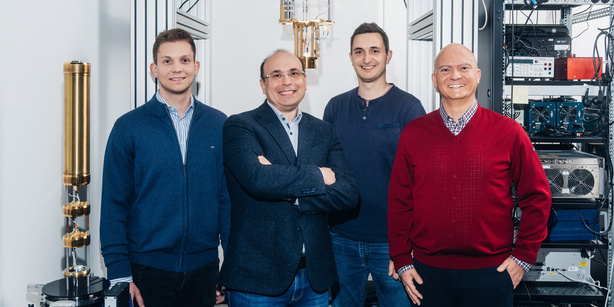 Ein Porträt vonRostyslav Serha, Andrii Chumak, David Schmoll und Sebastian Knauer vor einem Kryostaten.