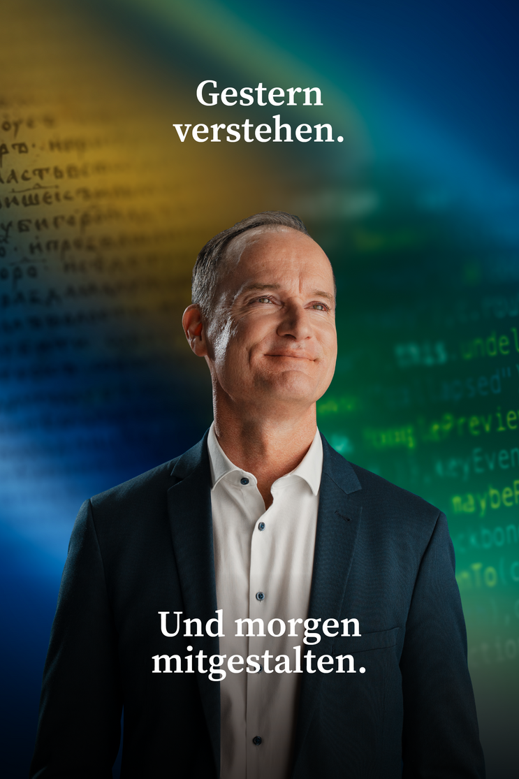 Porträt von Wolfgang Mueller vor einer Collage aus einer historischen Handschrift und Programmiercode. Text: „Gestern verstehen. Und morgen mitgestalten.“