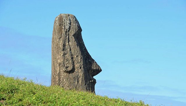 Die Rapanui schnitzten große monolithische Menschenfiguren aus den vulkanischen Steinvorkommen der Insel. 