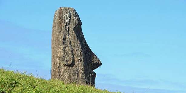 Die Rapanui schnitzten große monolithische Menschenfiguren aus den vulkanischen Steinvorkommen der Insel. 